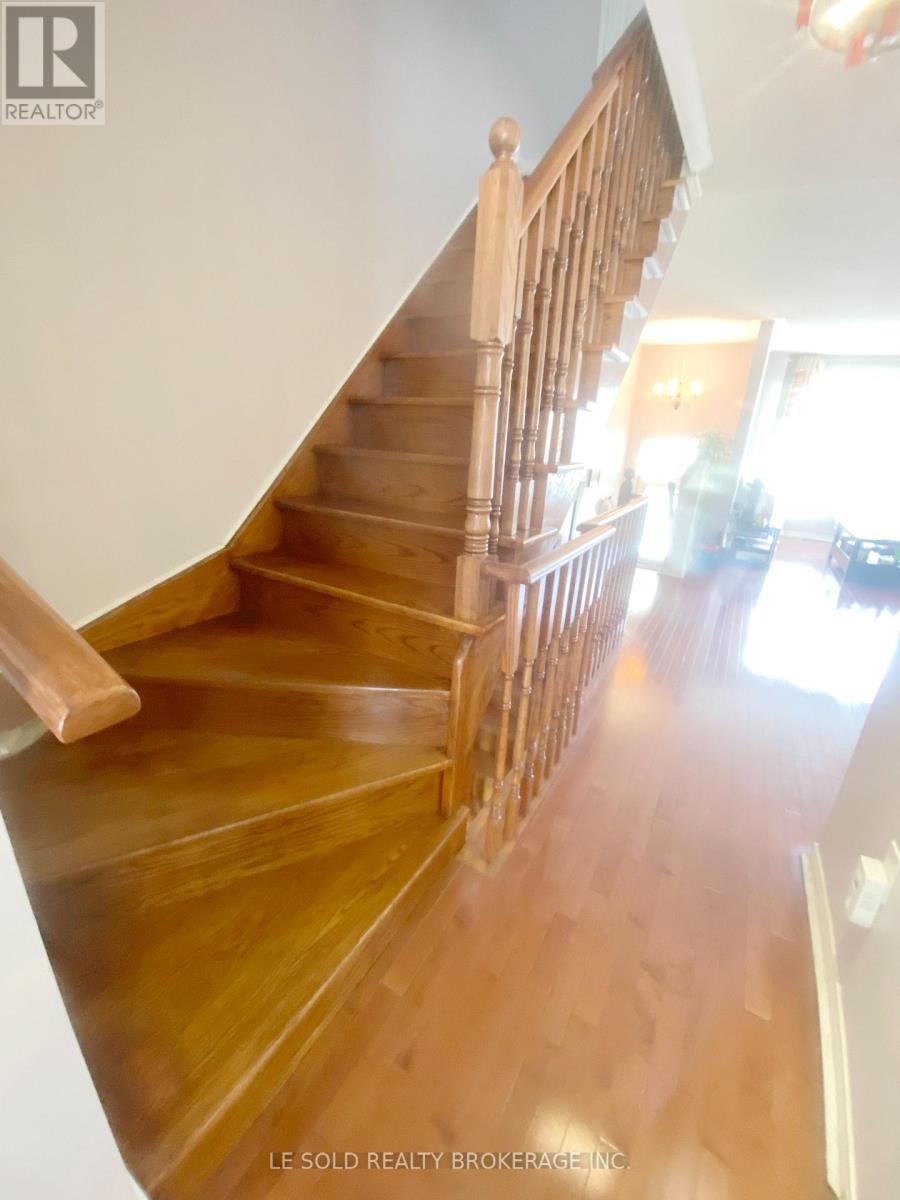 888 Scollard Court, Mississauga, Ontario  L5R 2R5 - Photo 4 - W13444030