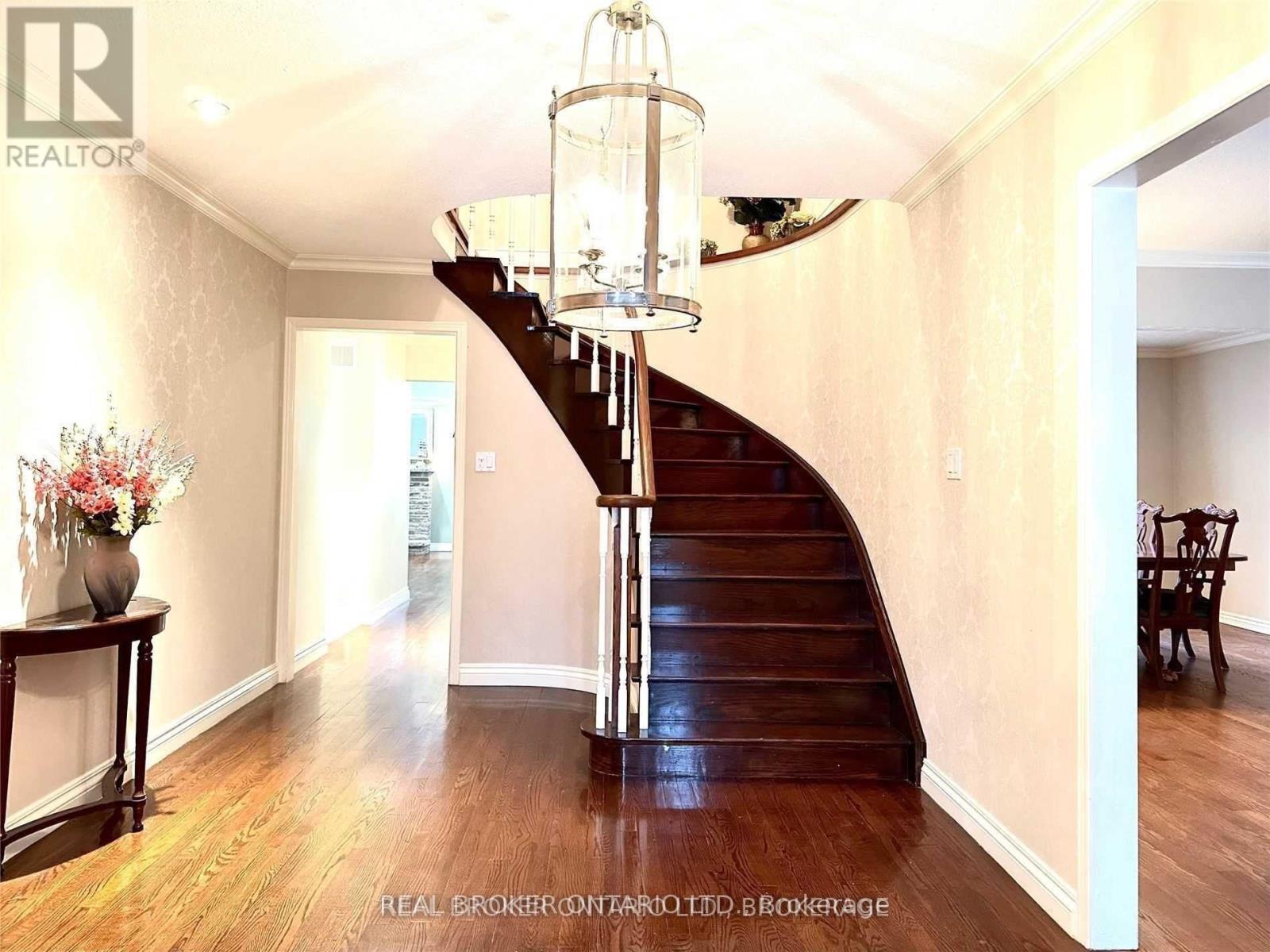 2524 King Richards Place, Mississauga, Ontario  L5K 2H2 - Photo 2 - W13444072