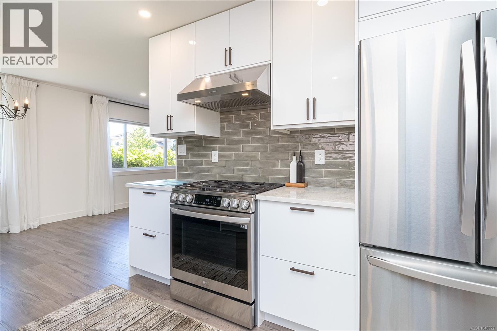 763 Viaduct Ave E, Saanich, British Columbia  V8Z 6N3 - Photo 13 - 1040327