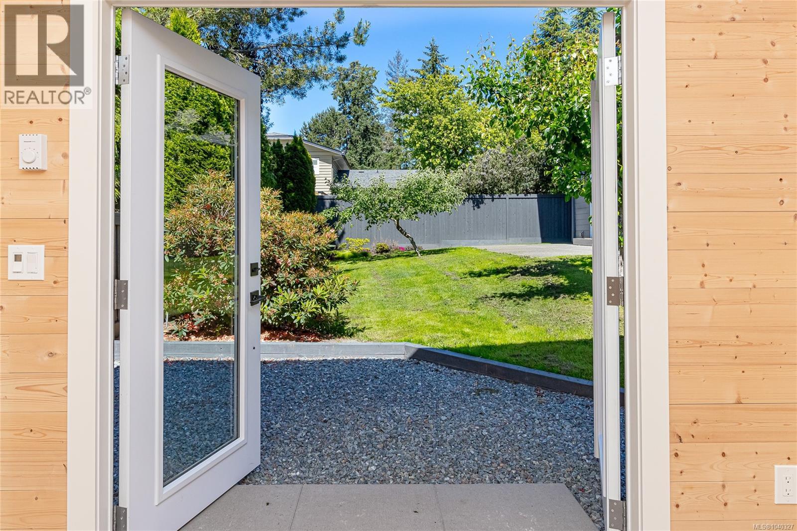 763 Viaduct Ave E, Saanich, British Columbia  V8Z 6N3 - Photo 35 - 1040327