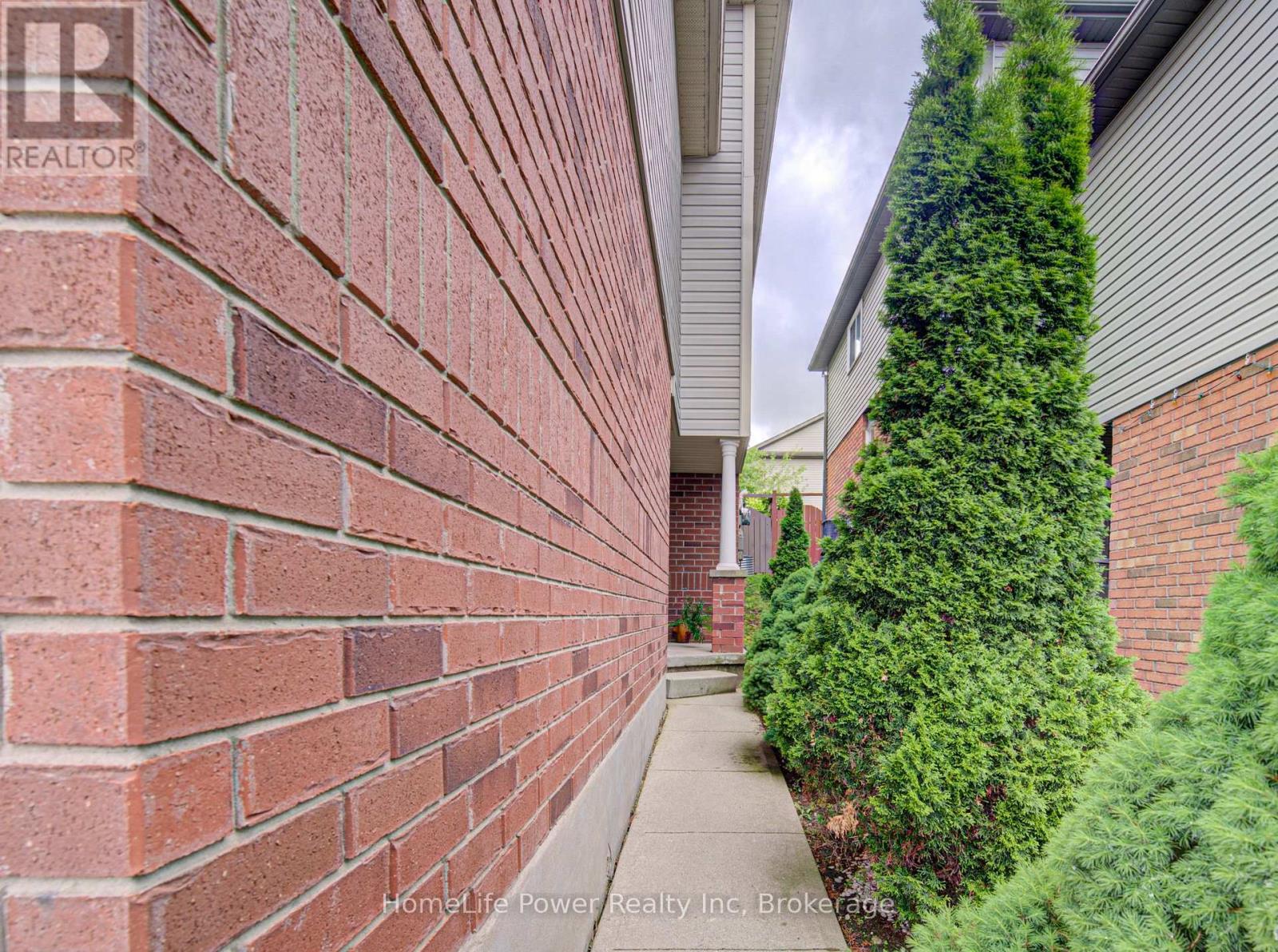 533 Activa Avenue, Kitchener, Ontario  N2E 4C2 - Photo 3 - X13444186