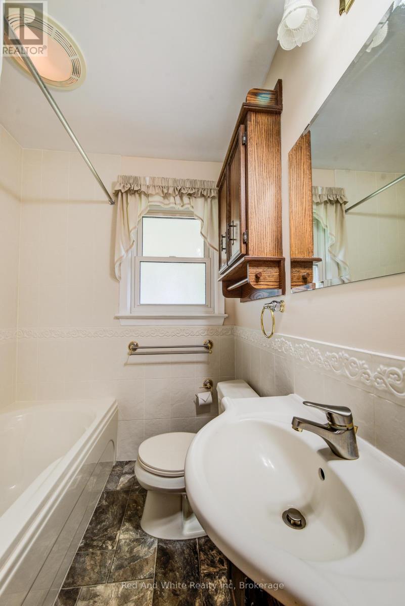 104 Elgin Crescent, Waterloo, Ontario  N2J 2S2 - Photo 11 - X13444354