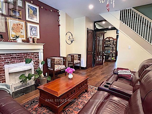 29 Appleton Avenue, Toronto, Ontario  M6E 3A4 - Photo 3 - C13444180