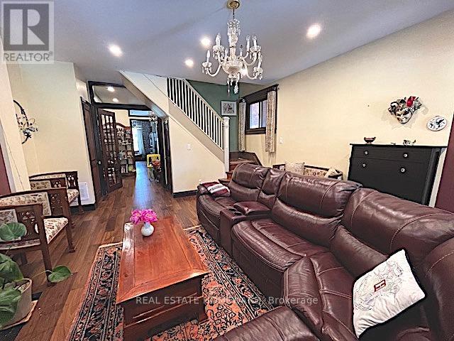 29 Appleton Avenue, Toronto, Ontario  M6E 3A4 - Photo 4 - C13444180