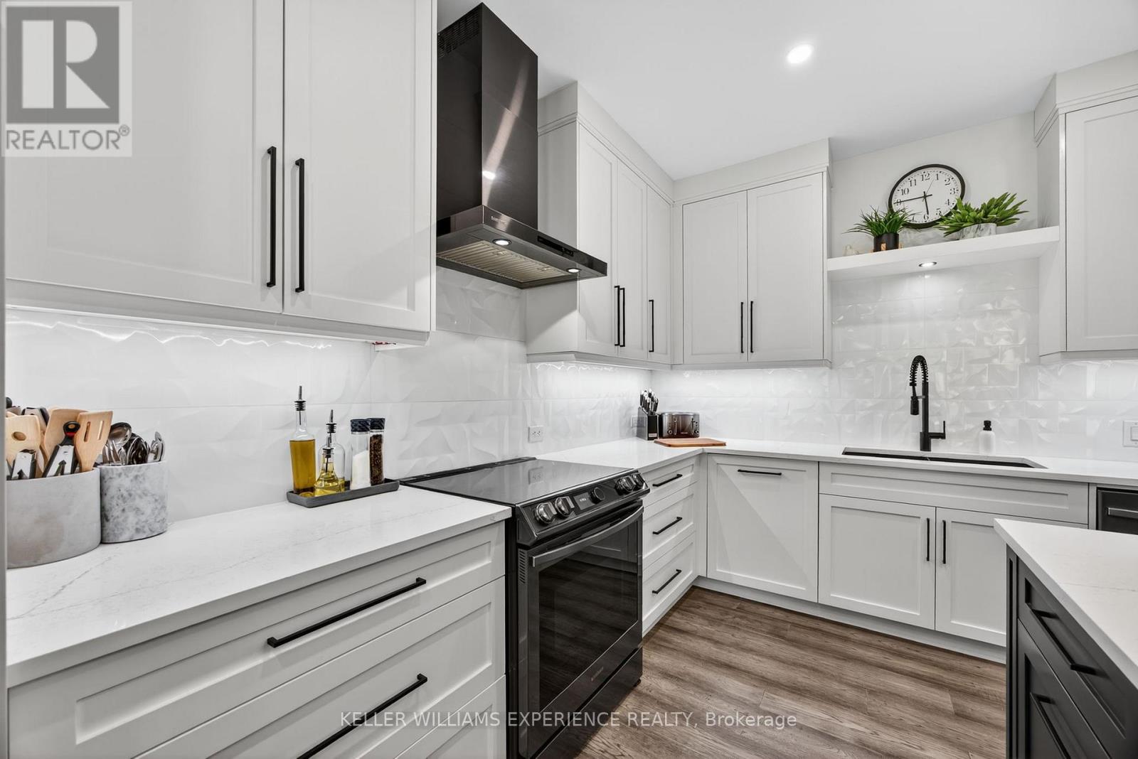 1016 Lakeshore Road E, Oro-Medonte, Ontario  L0L 1T0 - Photo 13 - S13444272