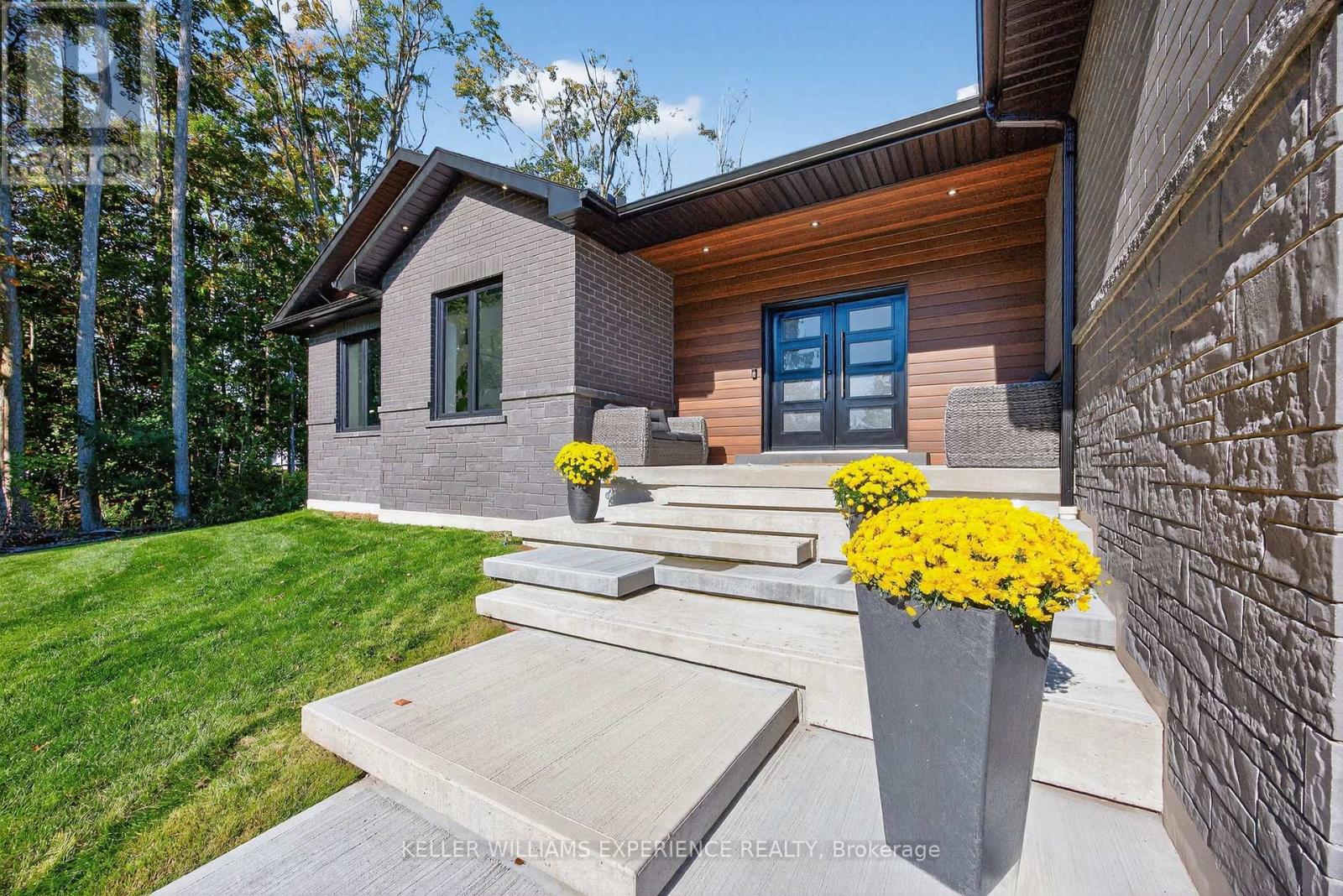 1016 Lakeshore Road E, Oro-Medonte, Ontario  L0L 1T0 - Photo 3 - S13444272