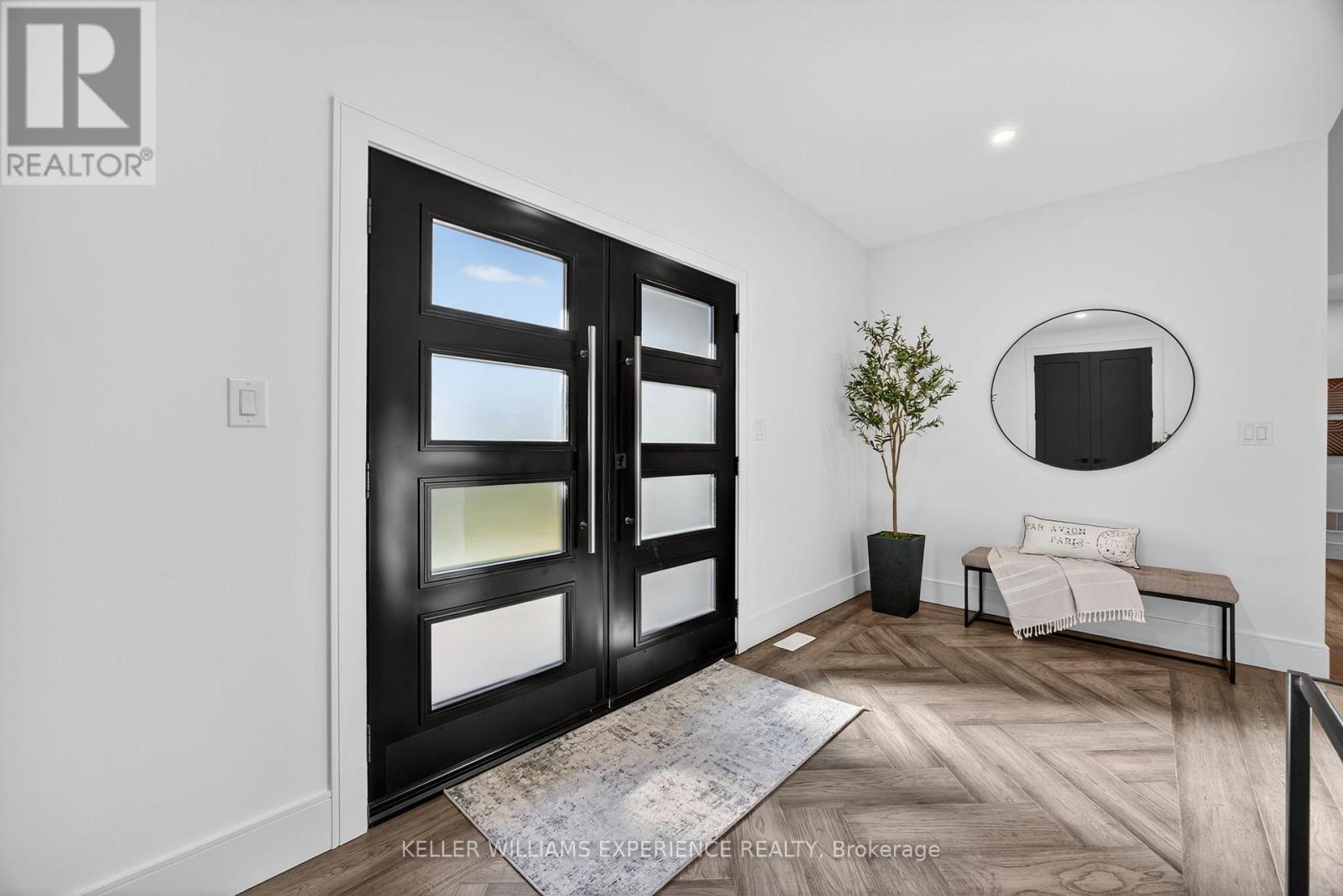 1016 Lakeshore Road E, Oro-Medonte, Ontario  L0L 1T0 - Photo 4 - S13444272