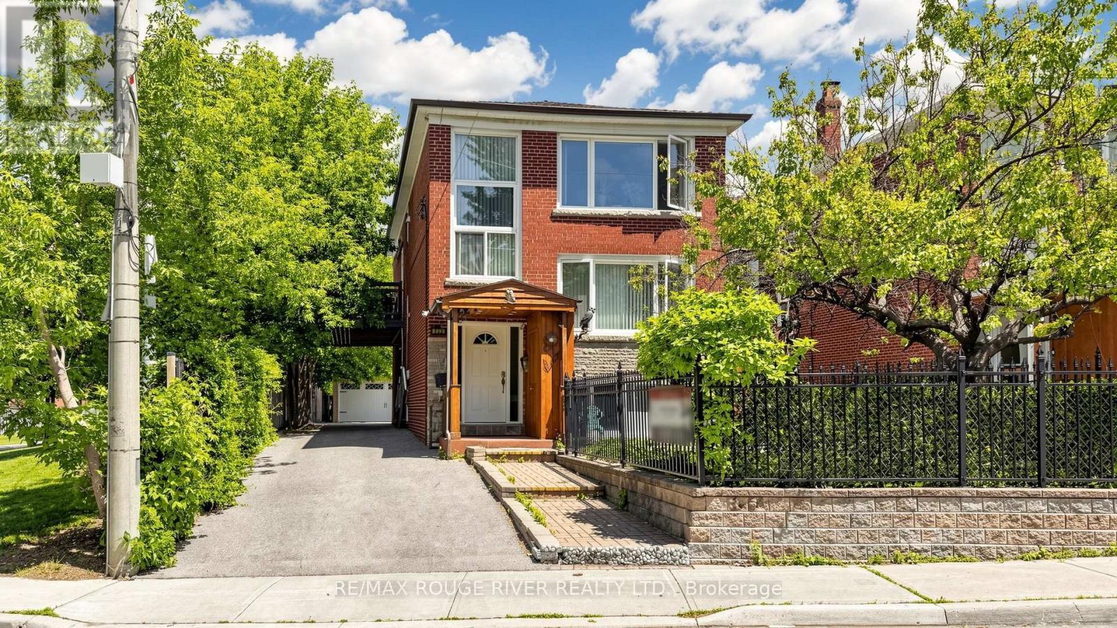 263 Oak Park Avenue, Toronto, Ontario  M4C 4N4 - Photo 2 - E13420982