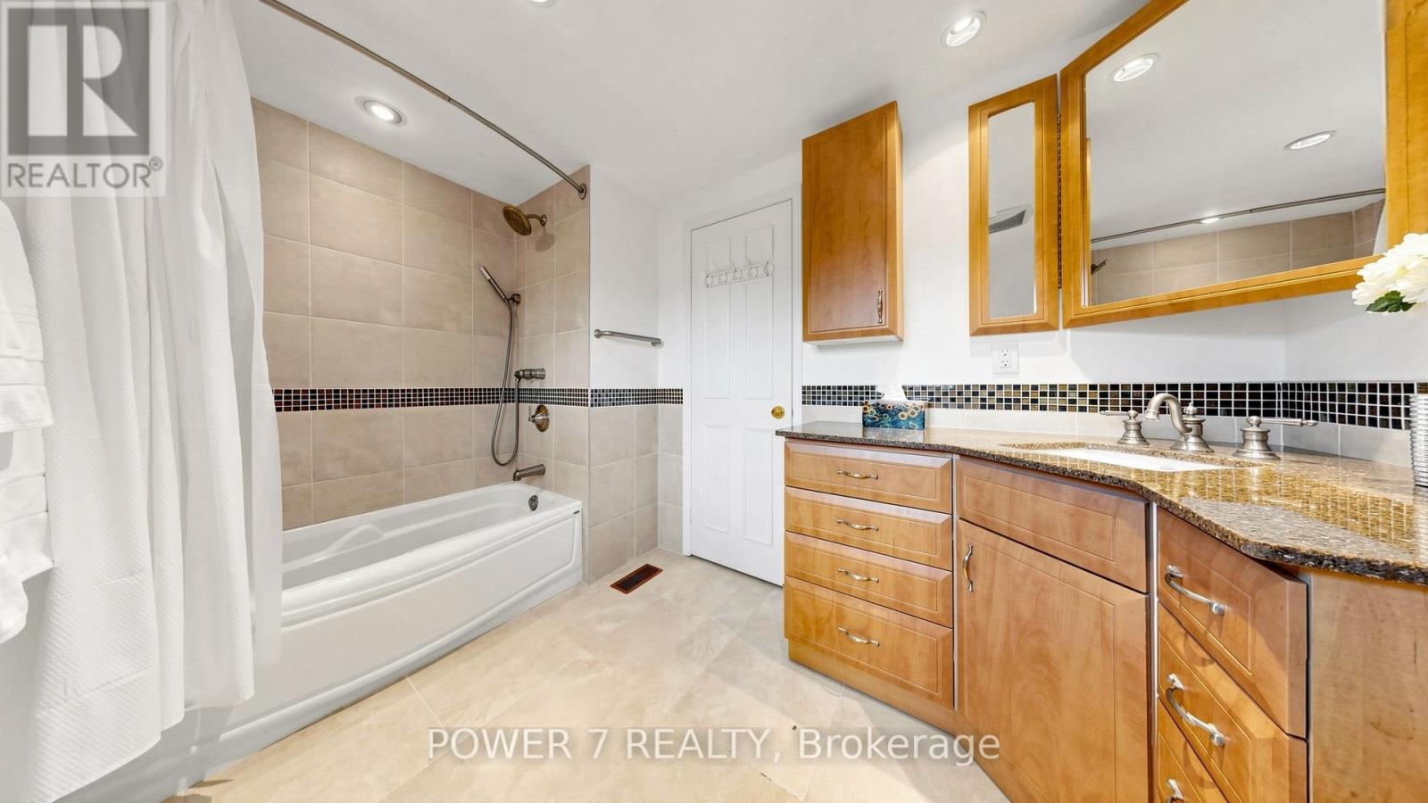 71 Canterbury Court, Richmond Hill, Ontario  L4C 8E7 - Photo 32 - N13438768