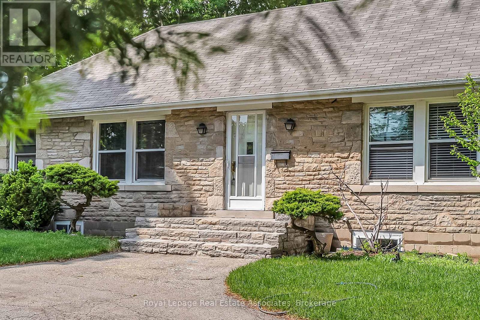 11 Ben Machree Drive, Mississauga, Ontario  L5H 2S2 - Photo 2 - W13157164