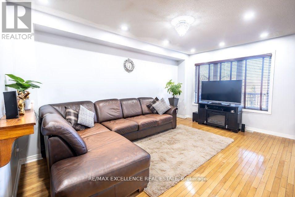 99 Rockgarden Trail, Brampton, Ontario  L6R 3N1 - Photo 4 - W13439072