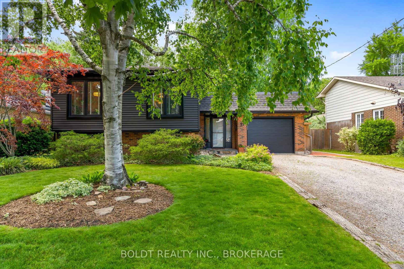21 Shoreline Drive, St. Catharines (Lakeshore), Ontario L2N 3V9 - Photo 1 - X13444664