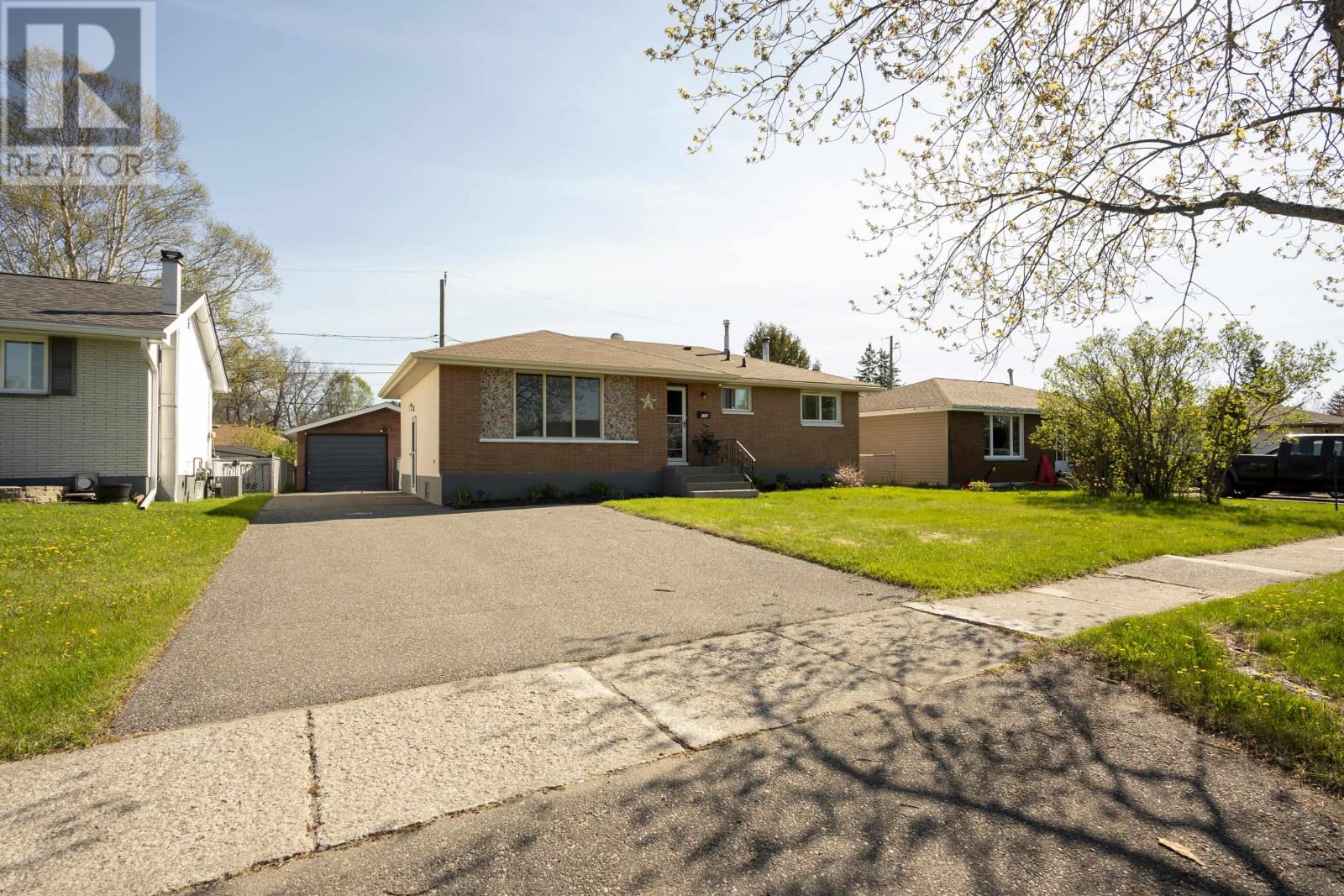 112 IBBETSON ST, THUNDER BAY, Ontario