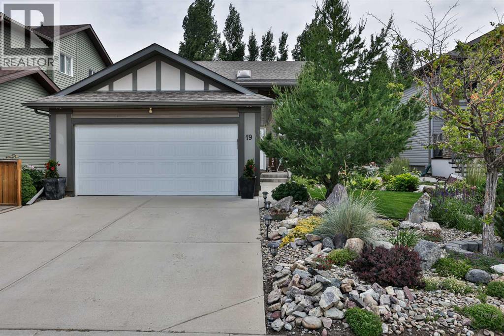 19 Firelight Way W, Lethbridge, Alberta  T1J 4W1 - Photo 1 - A2224038