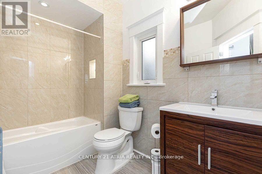 639 Mortimer Avenue, Toronto, Ontario  M4C 2J9 - Photo 3 - E13444612