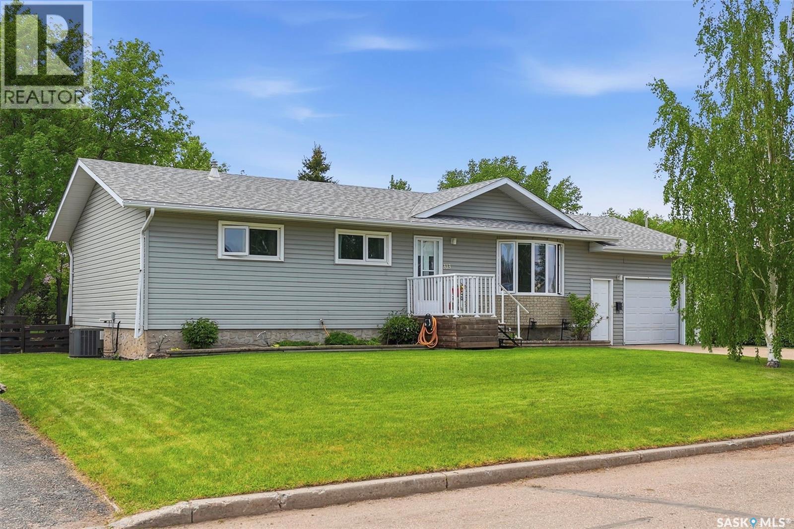 313 7th Avenue W, Watrous, Saskatchewan  S0K 4T0 - Photo 2 - SK037318