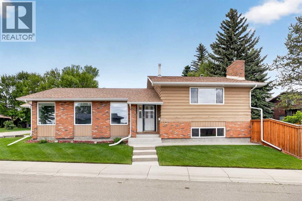 19 Deercrest Way SE, Calgary, Alberta  T2J 5W3 - Photo 2 - A2318880