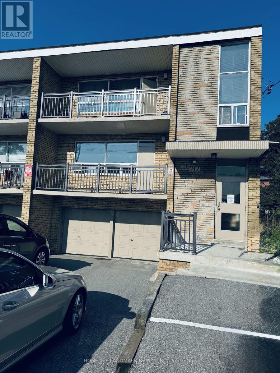 3 - 242 Wilmington Avenue, Toronto, Ontario  M3H 5K3 - Photo 2 - C13429940