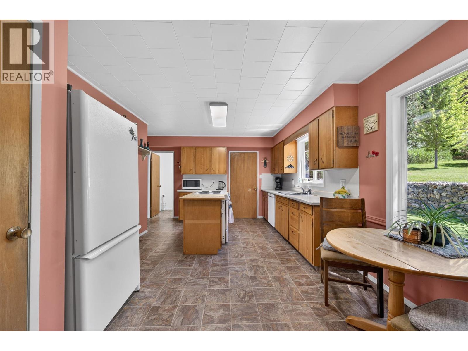 2460 23 Street NE, Salmon Arm, British Columbia  V1E 3Y4 - Photo 10 - 10391388