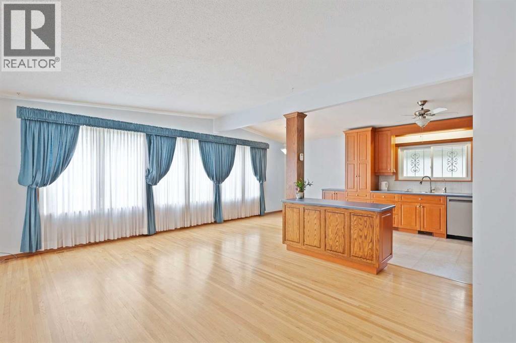 4823 Brisebois Drive NW, Calgary, Alberta  T2L 2G3 - Photo 4 - A2319938