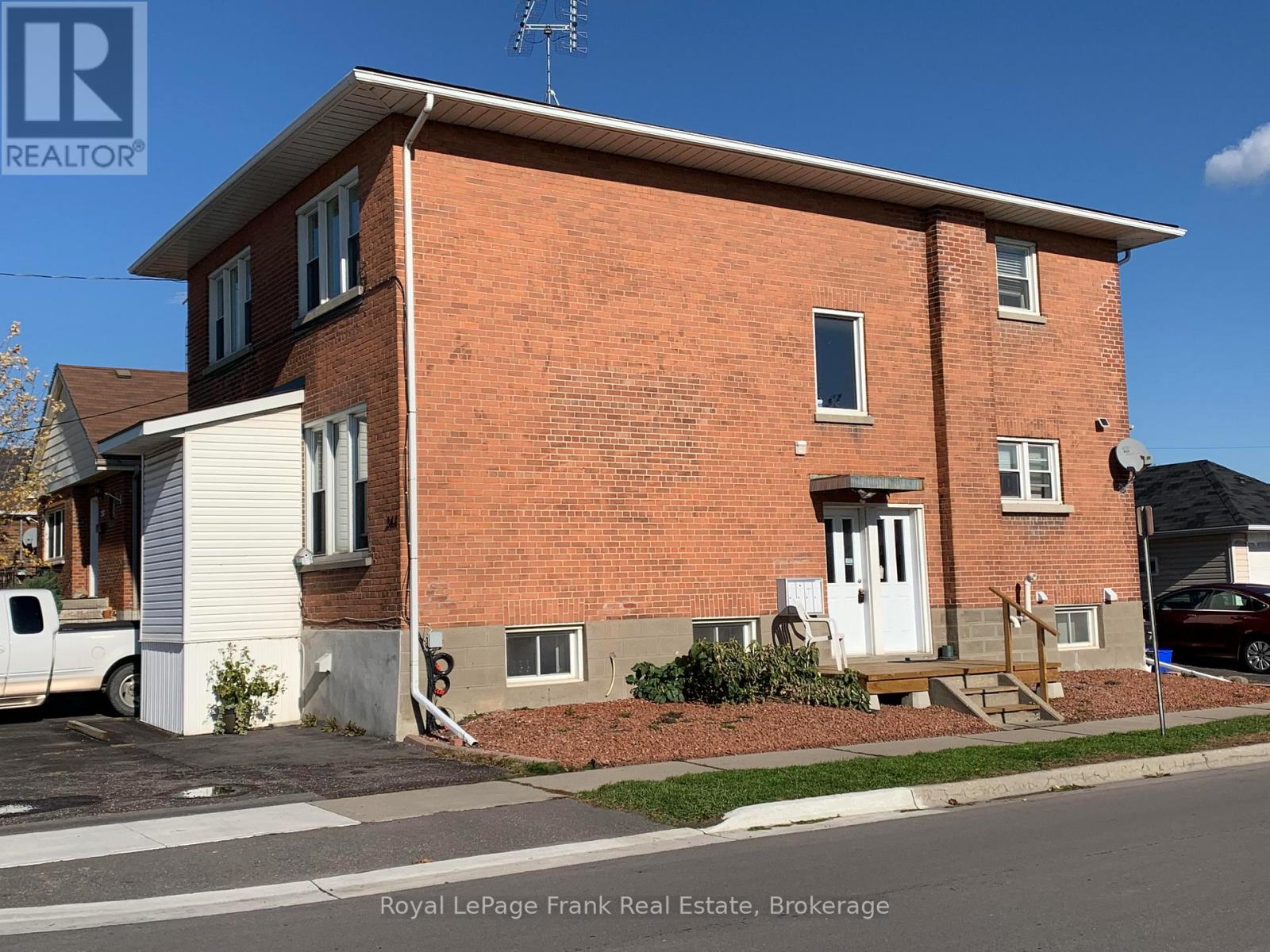 4 - 243 HURON STREET