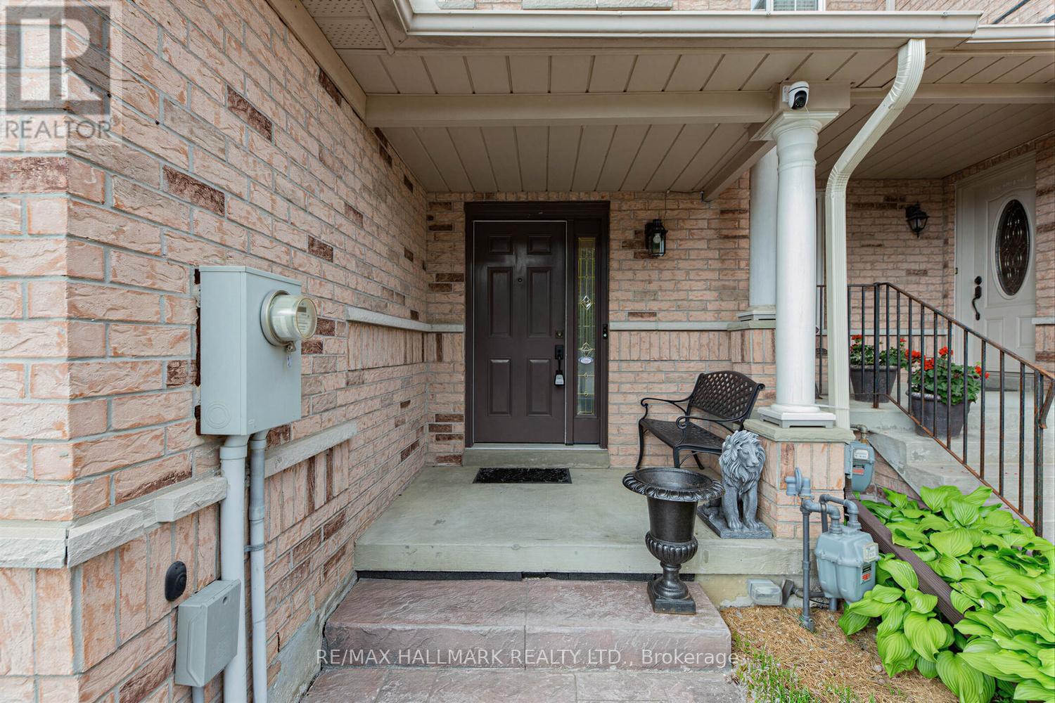 4 Debonair Street, Richmond Hill, Ontario  L4C 0R2 - Photo 2 - N13445678
