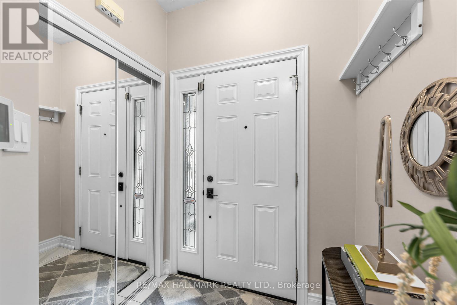4 Debonair Street, Richmond Hill, Ontario  L4C 0R2 - Photo 3 - N13445678