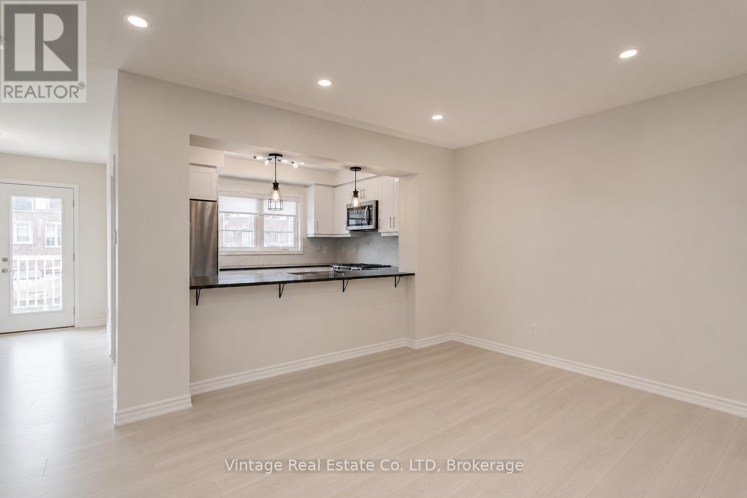 126 Christopher Road, Oakville, Ontario  L6H 0Y1 - Photo 4 - W13445914