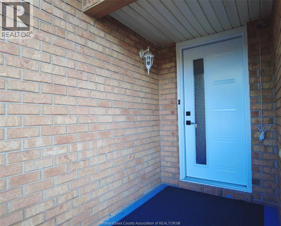 2847 Mangin Crescent, Windsor, Ontario  N9E 4K7 - Photo 2 - 26014091