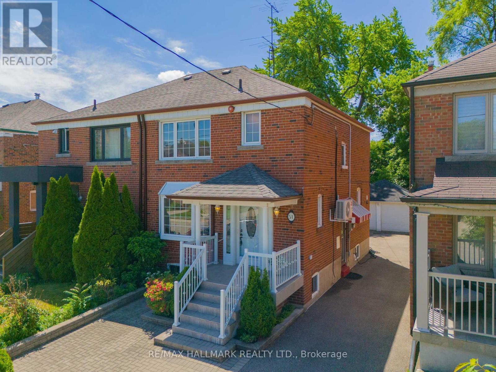 <div class="slider-price">$999,000</div><p>51 Floyd Avenue, Toronto, Ontario</p>