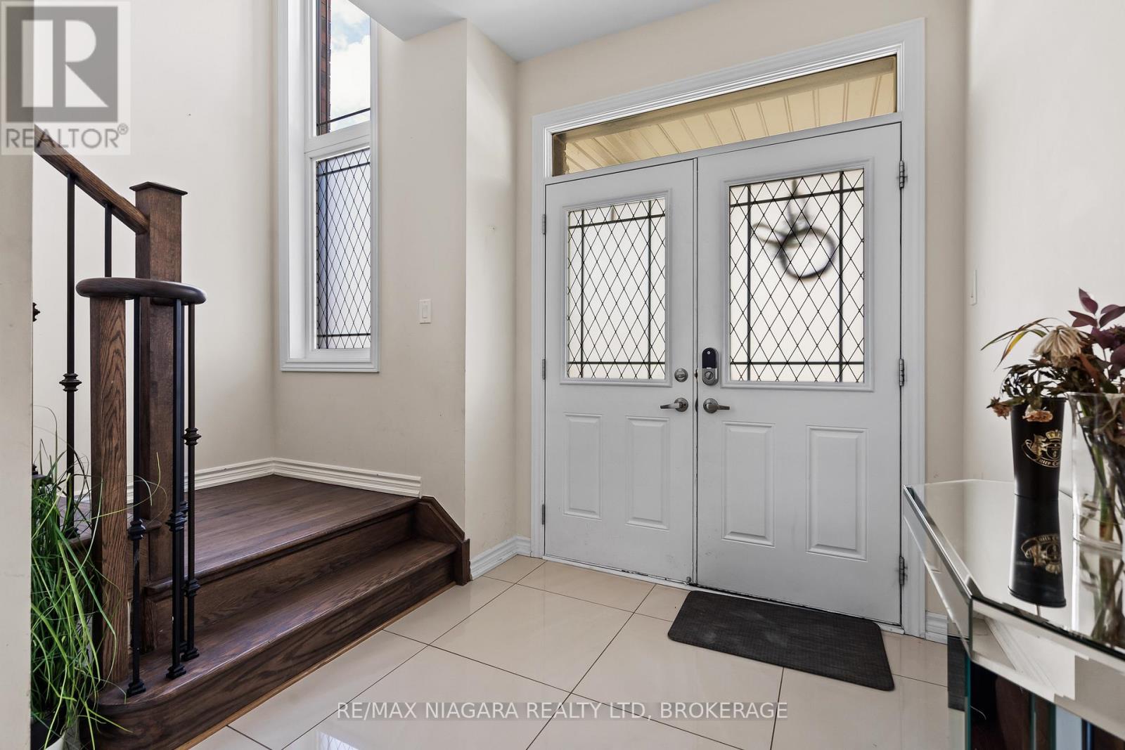 110 Explorer Way, Thorold, Ontario  L2V 0K3 - Photo 3 - X13445974