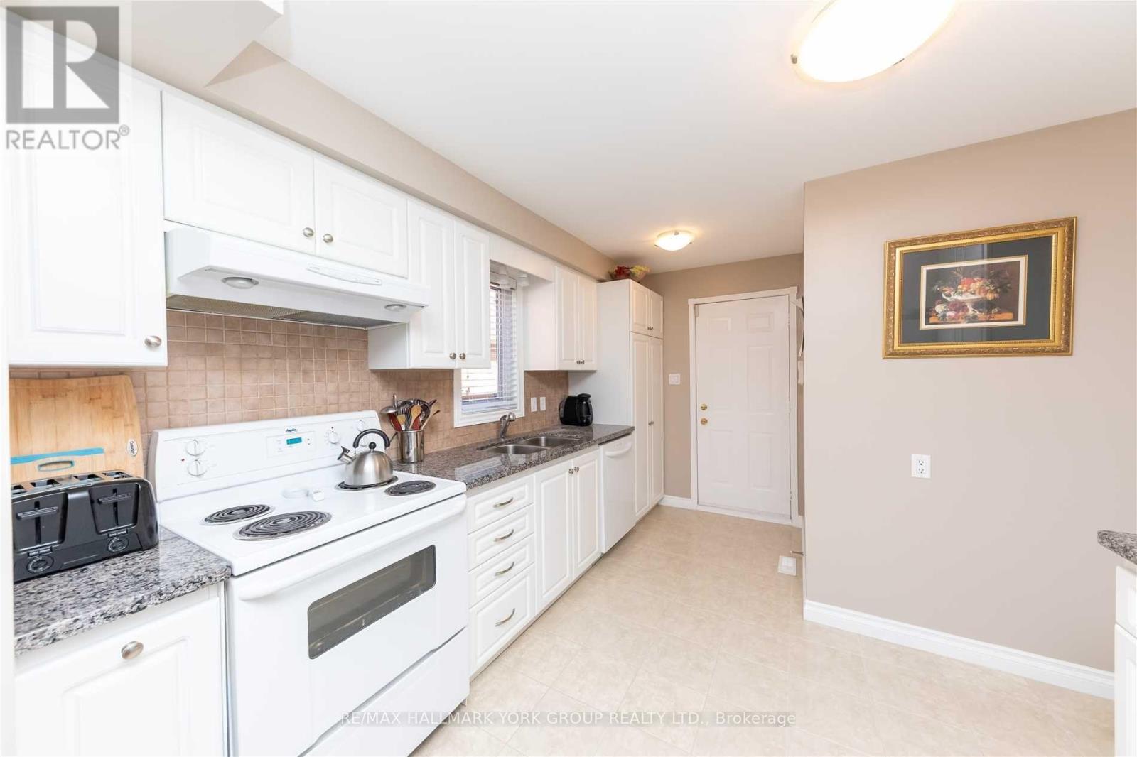 22 CASHEL COURT, Aurora, Ontario