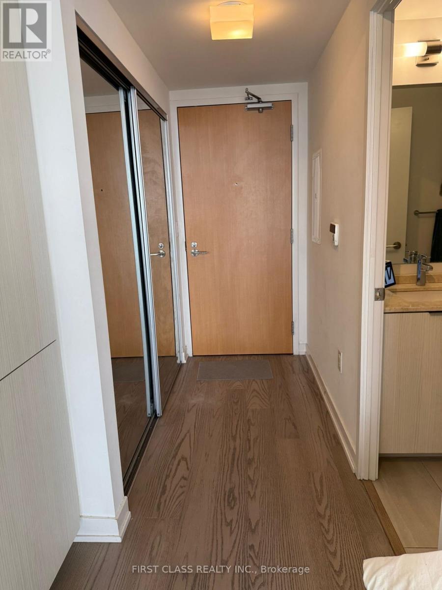 4212 - 11 Wellesley Street W, Toronto, Ontario  M4Y 0G4 - Photo 2 - C13445992