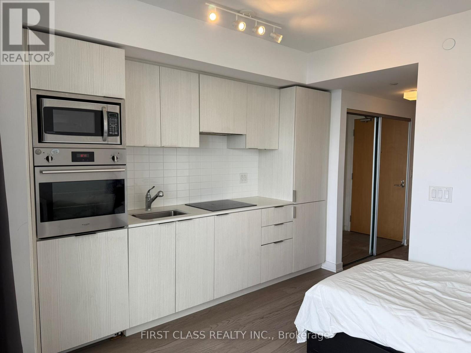 4212 - 11 Wellesley Street W, Toronto, Ontario  M4Y 0G4 - Photo 3 - C13445992