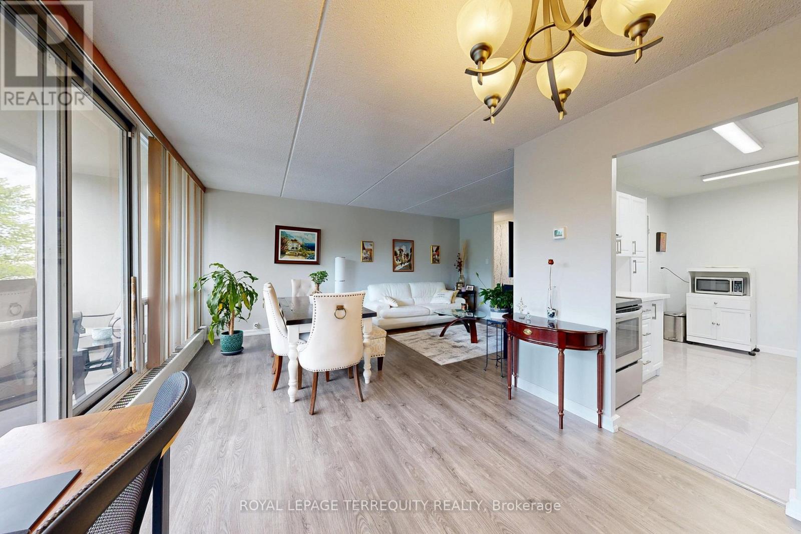212 - 2 Glamorgan Avenue, Toronto, Ontario  M1P 2M8 - Photo 2 - E13446042