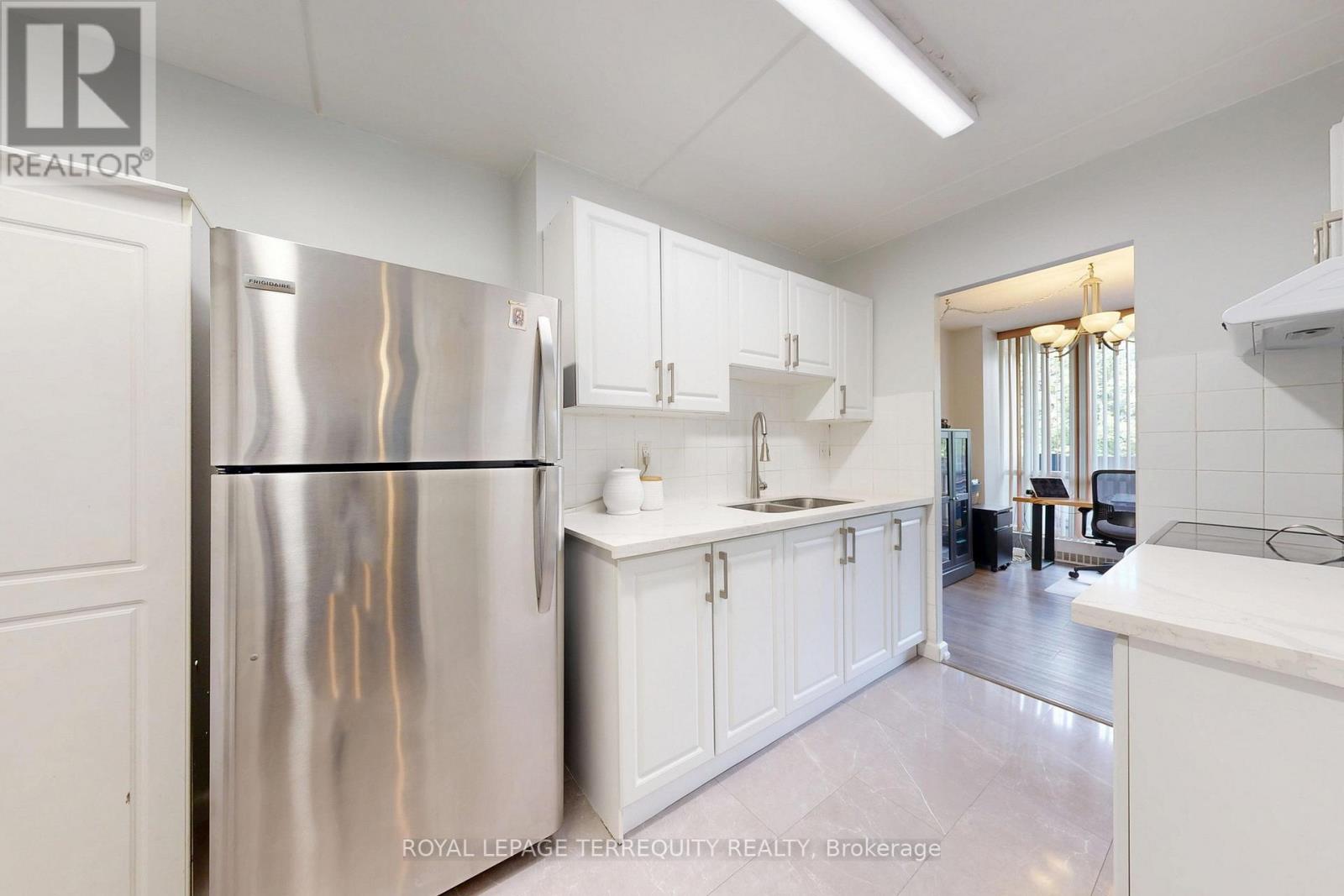 212 - 2 Glamorgan Avenue, Toronto, Ontario  M1P 2M8 - Photo 3 - E13446042
