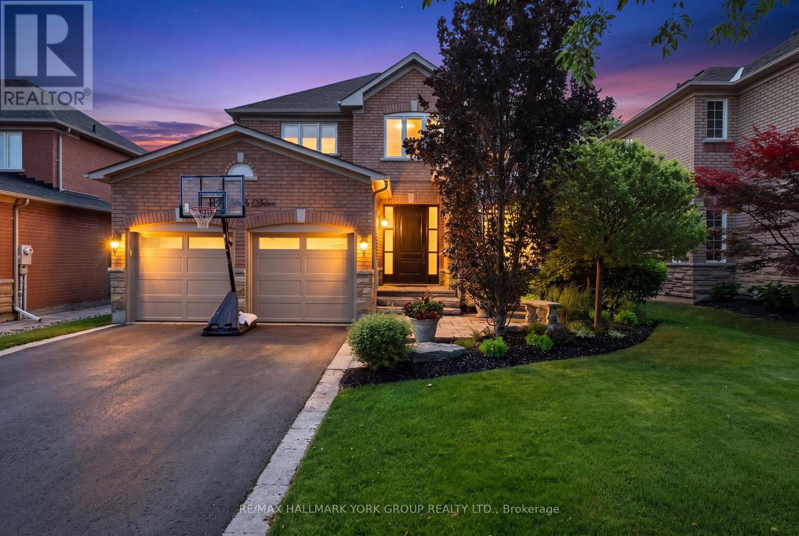 260 WILLIS DRIVE, Aurora, Ontario
