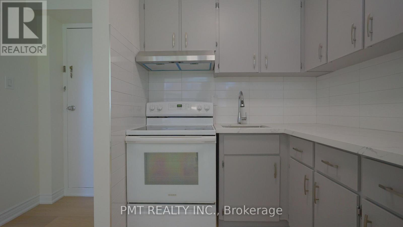 9 - 137 Brookhaven Drive, Toronto, Ontario  M6M 4P1 - Photo 5 - W13446132