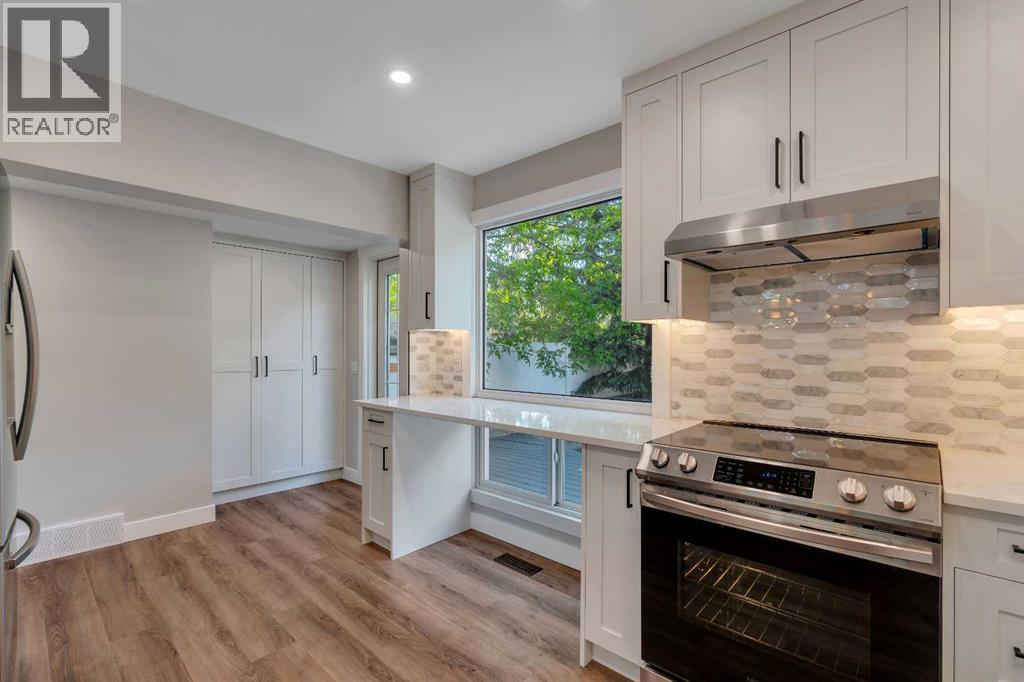 370 Brae Glen Crescent Sw, Calgary, Alberta  T2W 1B6 - Photo 4 - A2316776