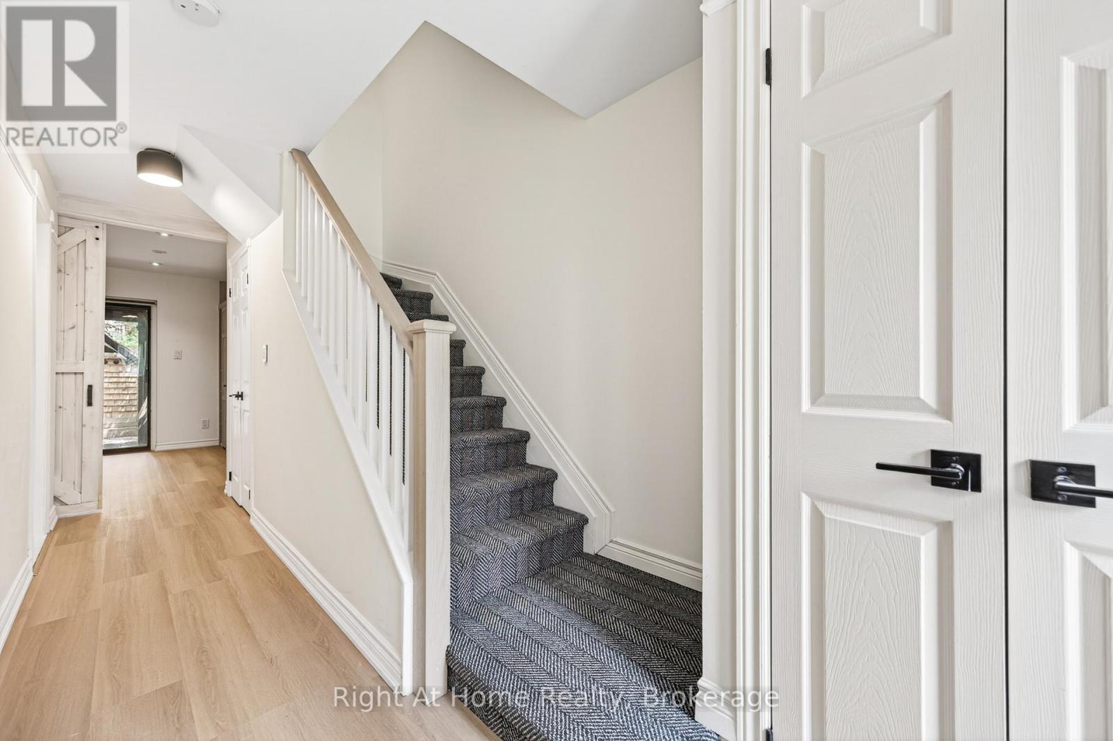 109 Brant Street, Oakville, Ontario  L6K 2Z7 - Photo 4 - W13446464