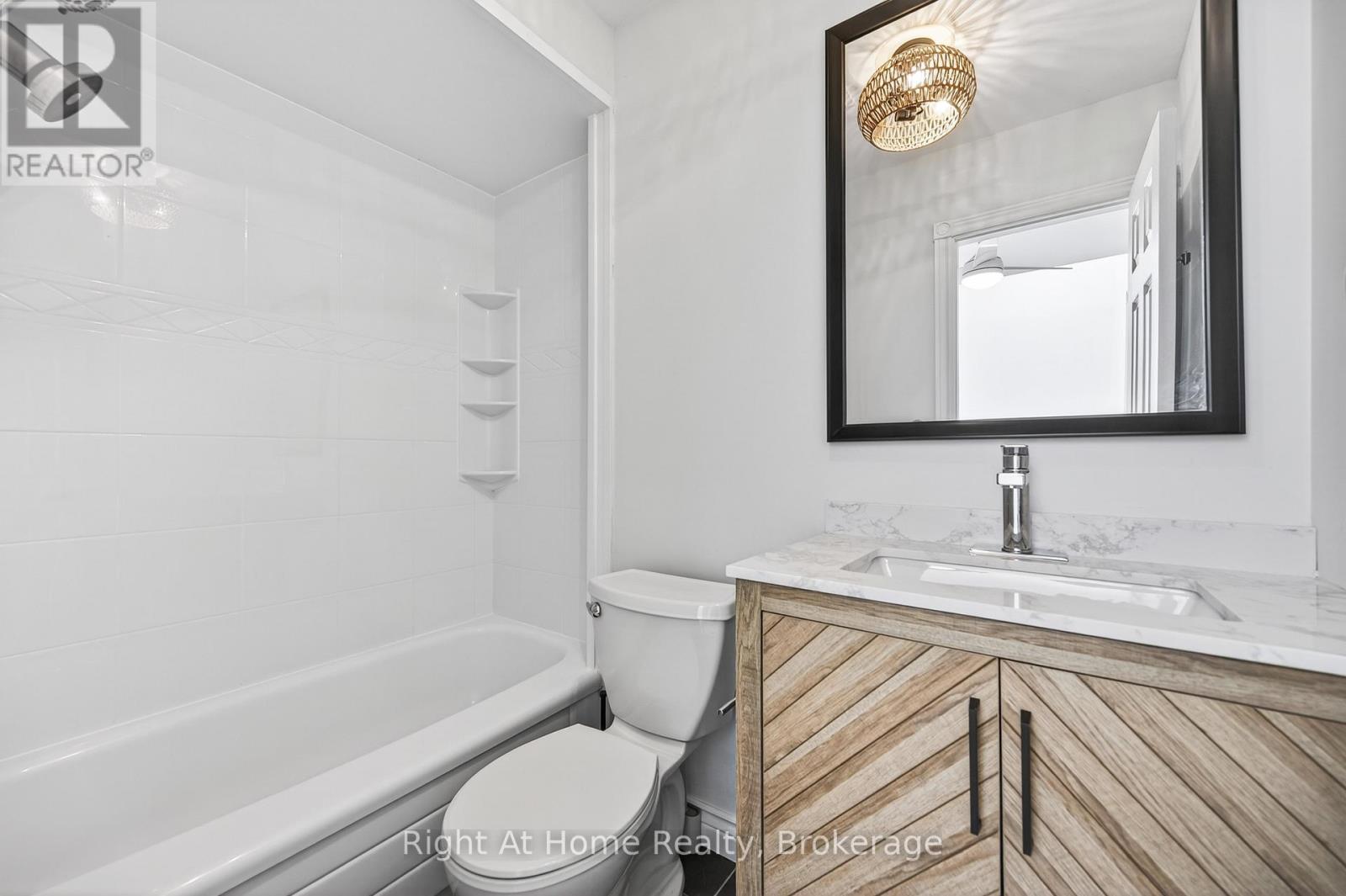 109 Brant Street, Oakville, Ontario  L6K 2Z7 - Photo 5 - W13446464