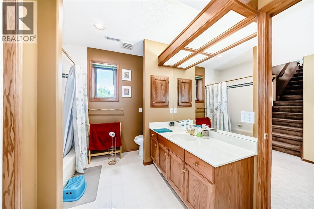 448 Mckenzie Lake Bay SE, Calgary, Alberta  T2Z 2H4 - Photo 37 - A2321047