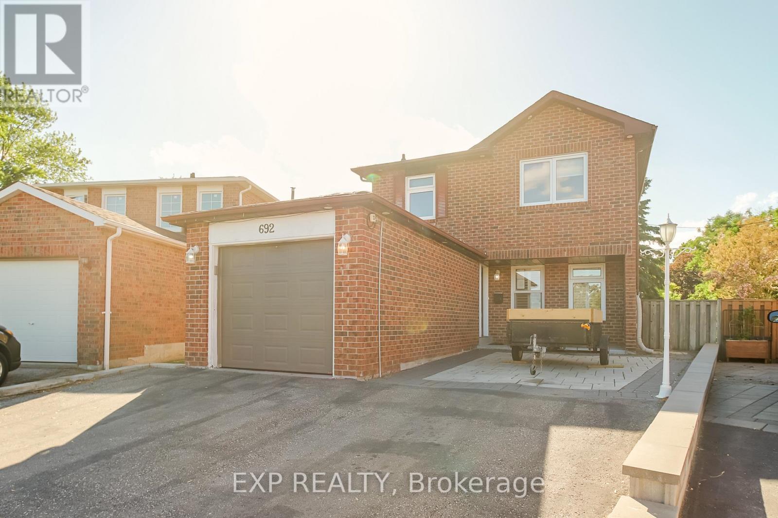 692 Sultana Square, Pickering, Ontario  L1V 3Y3 - Photo 2 - E13435348