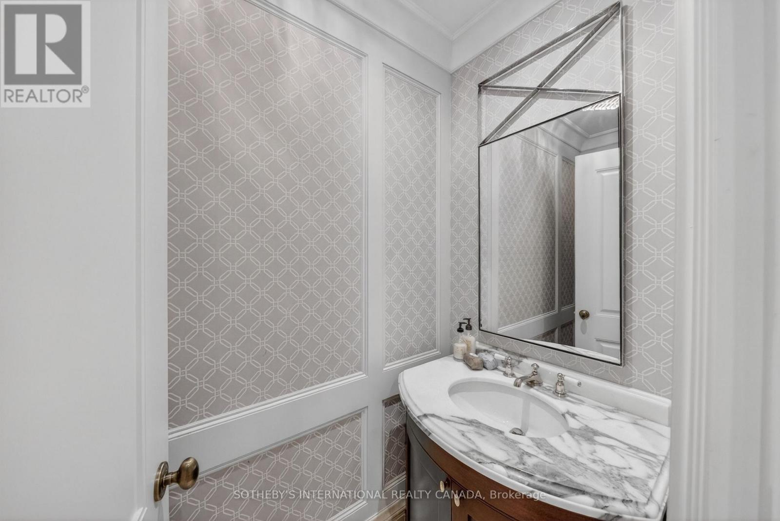 335 Cortleigh Boulevard, Toronto, Ontario  M5N 1R2 - Photo 15 - C13446438