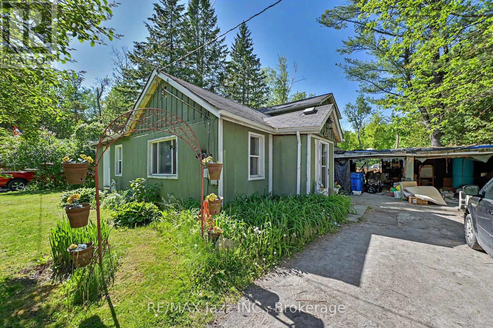 4 Hubbard Street, Georgina, Ontario  L0E 1N0 - Photo 2 - N13446672