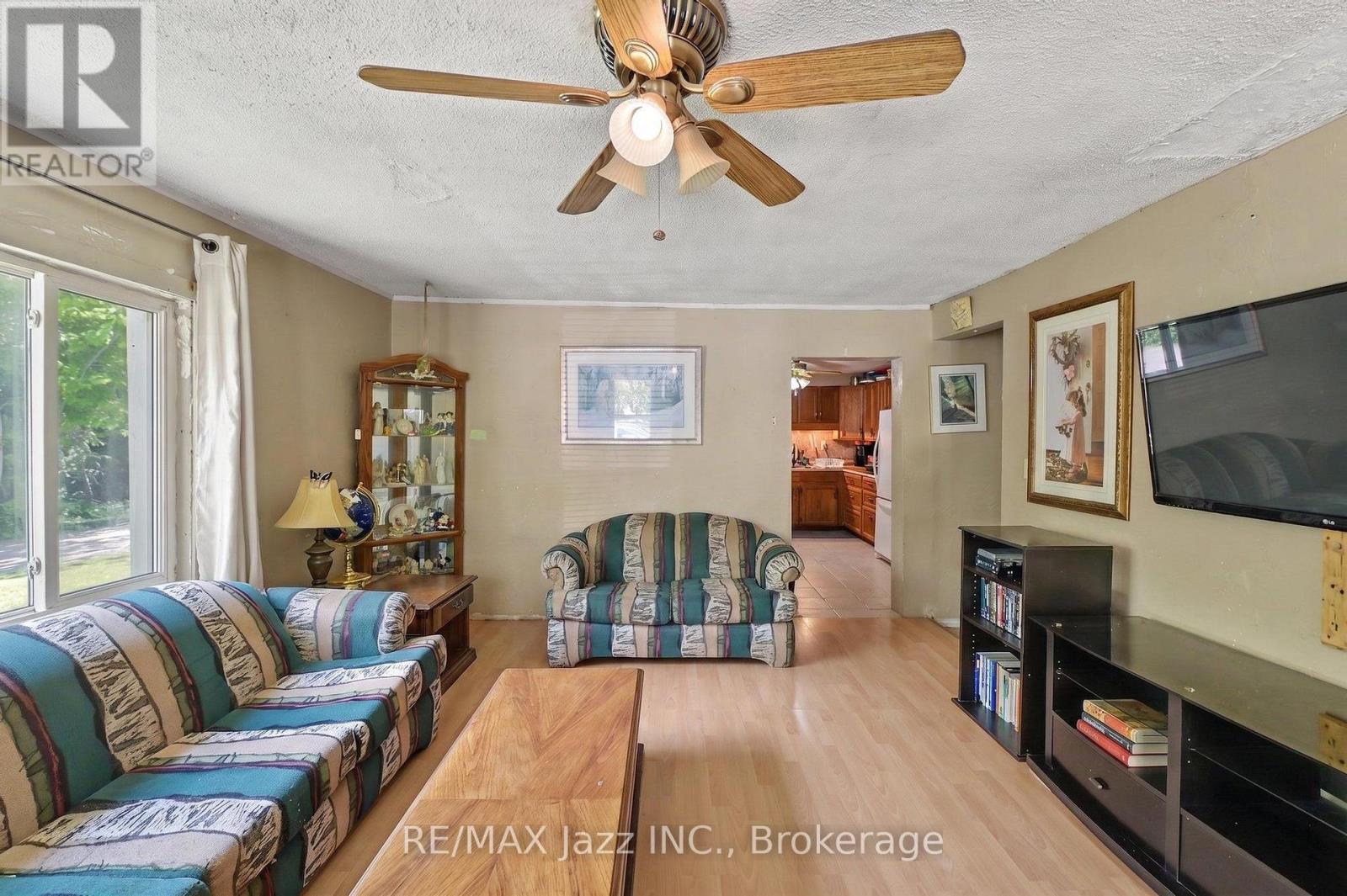 4 Hubbard Street, Georgina, Ontario  L0E 1N0 - Photo 4 - N13446672