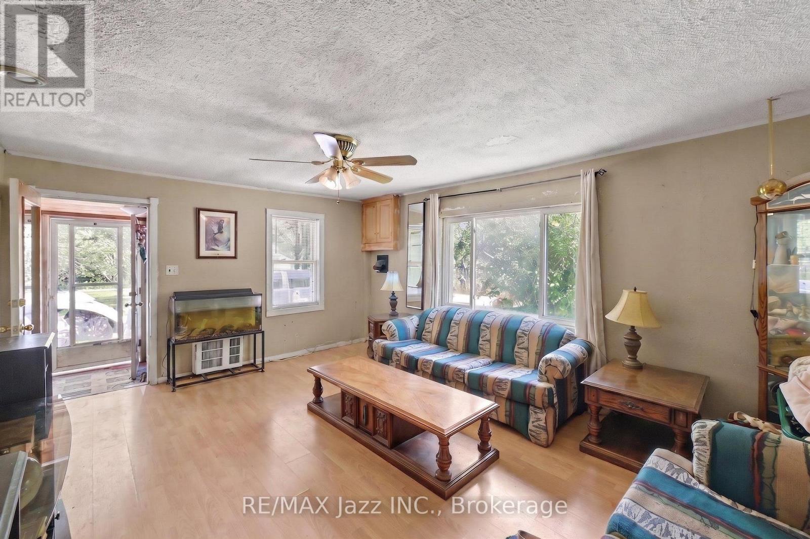 4 Hubbard Street, Georgina, Ontario  L0E 1N0 - Photo 5 - N13446672