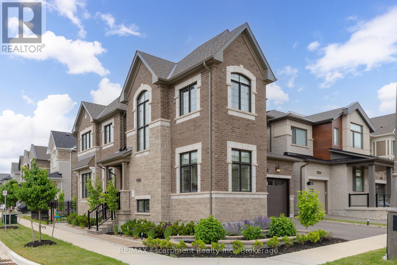 1388 Aymond Crescent, Oakville, Ontario  L6H 7W9 - Photo 2 - W13446666
