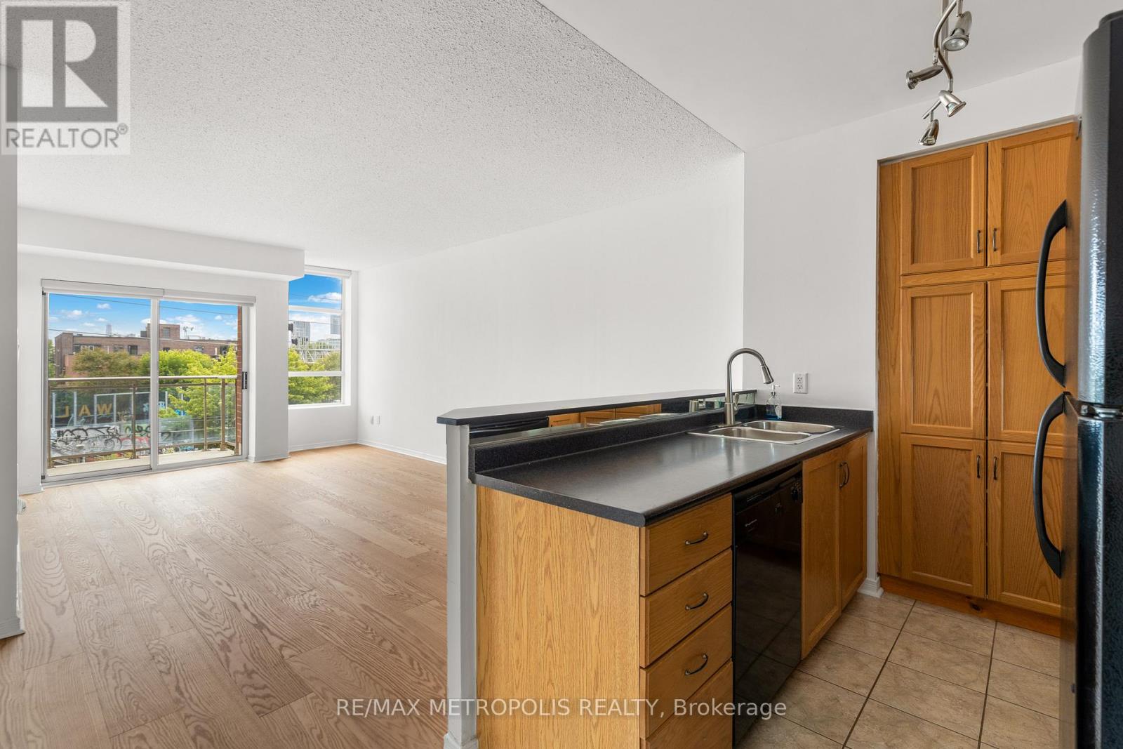 412 - 2495 Dundas Street W, Toronto, Ontario M6P 1X4 - Photo 4 - W13446772