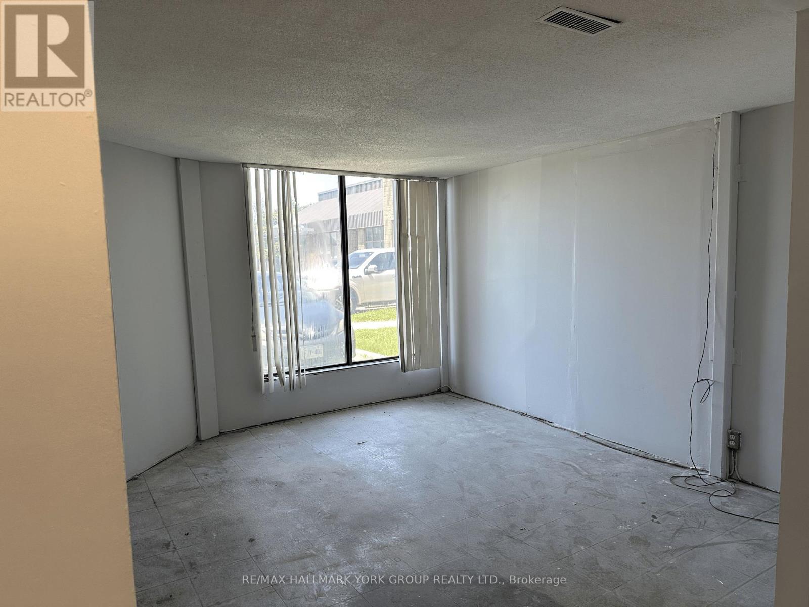 6 - 24707 Woodbine Avenue, Georgina, Ontario  L4P 3E9 - Photo 6 - N12485775